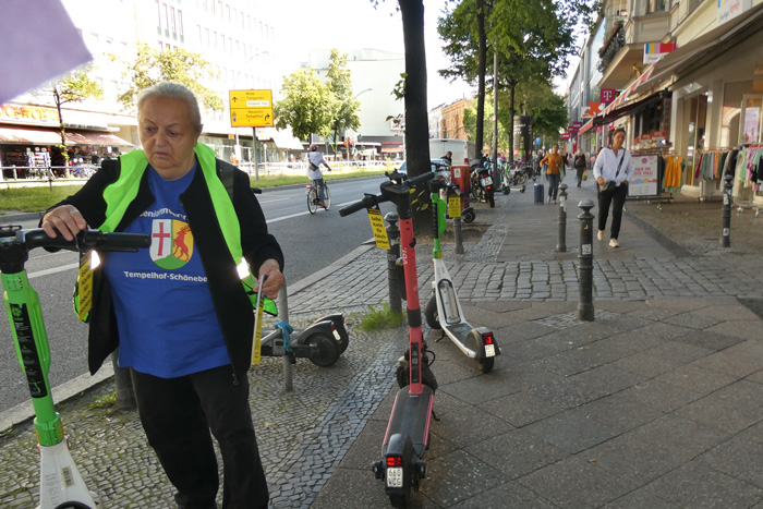 E-Scooter Gelbe Karte Gehwegpoller